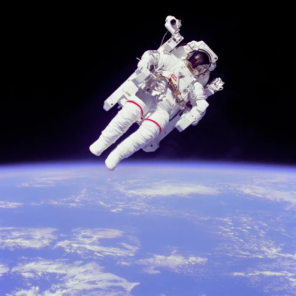 Astronauta en una caminata espacial, con la Tierra de fondo, expuesto al vacío