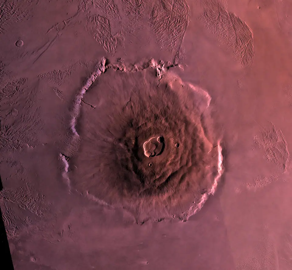 Vista orbital de Olympus Mons, el volcán más grande de Marte, con su caldera en la cumbre